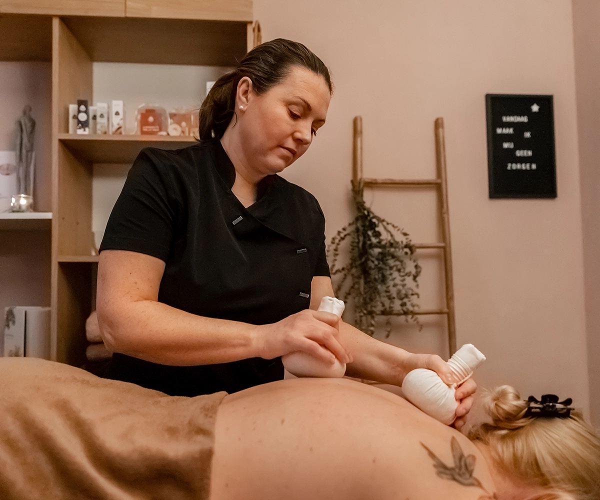 Kruidenstempel massage